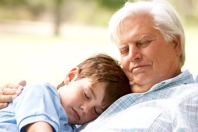 My grandfather can. Внук в объятиях дедушки. Дедушка обнимает внука. Дедушка рассказывает внуку. Дедушка с внуком спят.