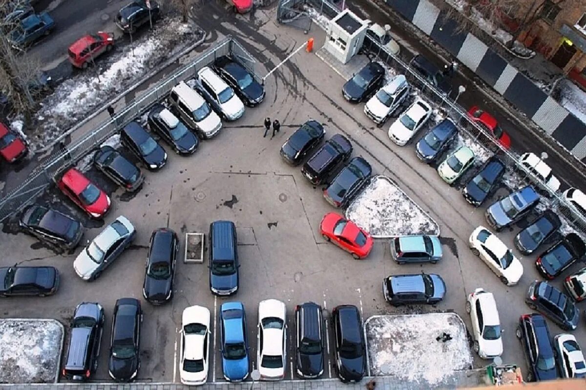 Автостоянка вблизи жилого дома