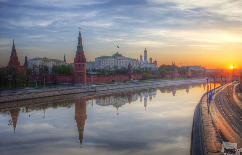 Утро красит ярким светом стены древнего кремля. Утро красит нежным светом стены древнего Кремля. Утро стены древнего Кремля. Стены древнего Кремля просыпается с рассветом. Утро красит нежным светом.