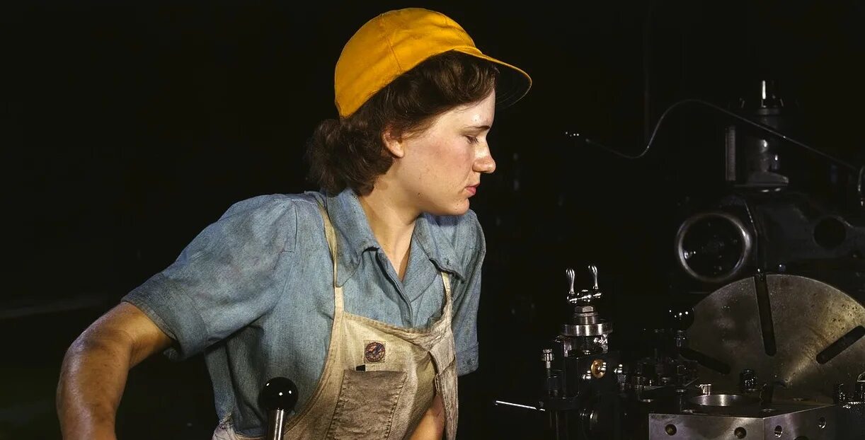 Труд женщин на производстве. Труд женщин. Производство труда. Женщина рабочий на заводе. Труд женщин.