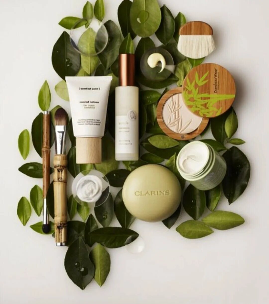 яркая летняя косметика. натюрморт с косметикой. раскладка косметики. рекламный плакат косметики. композиция для фото косметики.