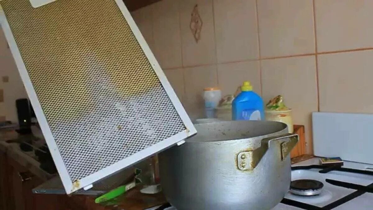 Как почистить вытяжку на кухне от жира. Грязная вытяжка на кухне. отмыть фильтр вытяжки от жира. сетка для вытяжки от жира. очистка кухонной вытяжки от жира.