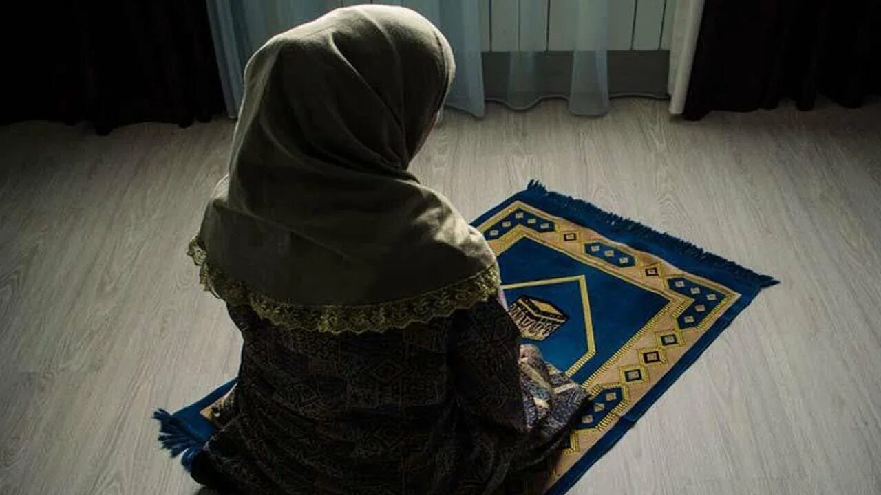 Коврик читающий намаз. Мусульманка молится. Мусульманка на коврике. Коврик для намаза. Девушка на коврике для намаза.