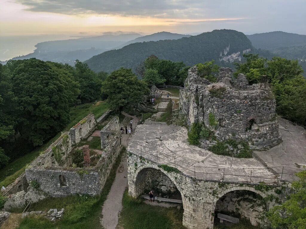 Города абхазии башня слов. Города абхазии башня слов. Анакопийская крепость абхазия. Города абхазии башня слов. Мгудзырхуа абхазия.