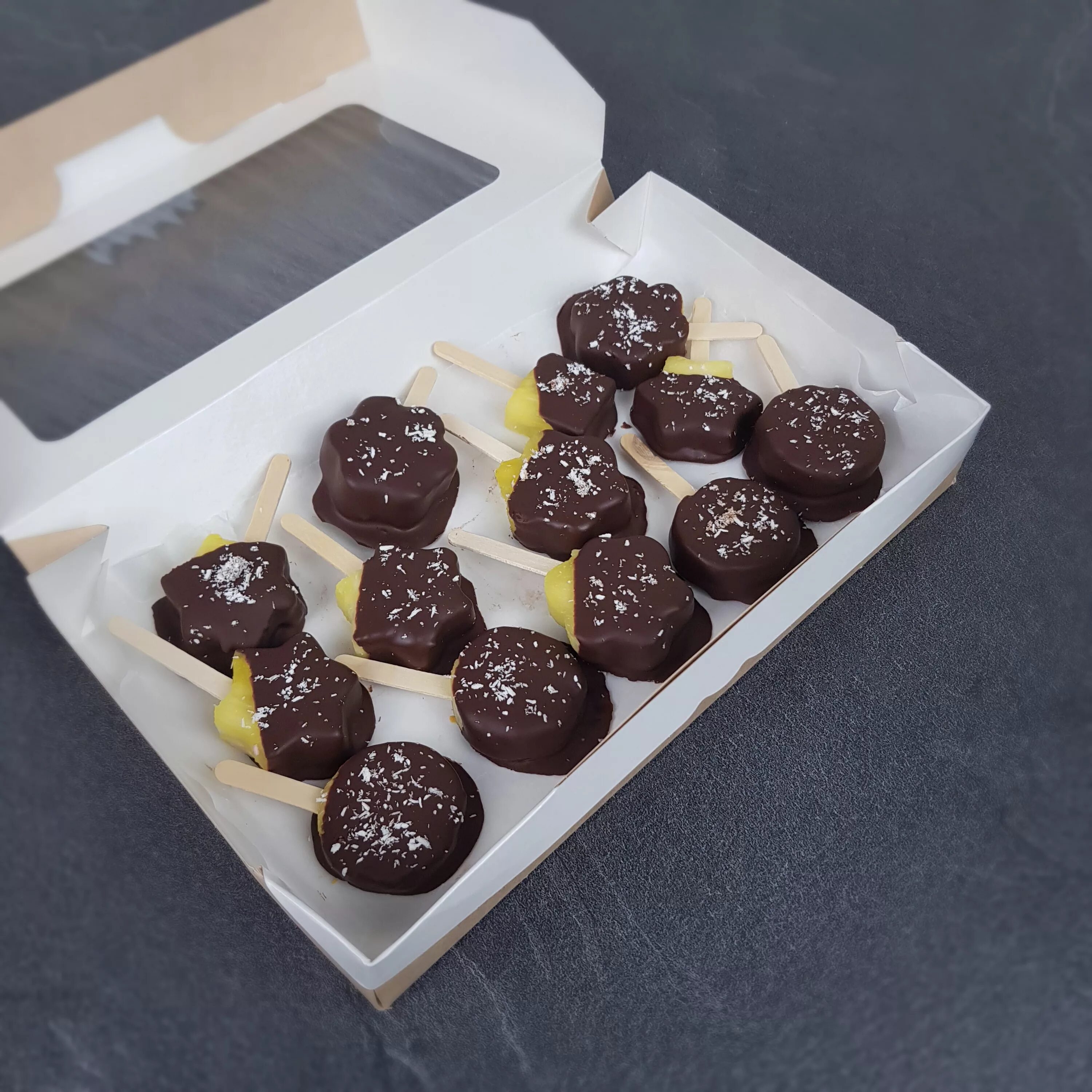 ананас в шоколаде конфеты. арахис в белой шоколадной глазури. ананасовые кольца в шоколаде. сушеный ананас в шоколаде. драже ананас в шоколаде.