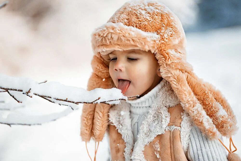 Зимой дети любят. Зима для детей. Девочка зима. Дети зимой. Дети в снегу.