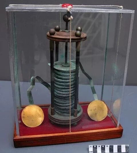 Алессандро вольта батарейка. Вольтовый столб. Алессандро вольта батарейка. Алессандро вольта вольтов столб. Итальянский физик алессандро вольта.