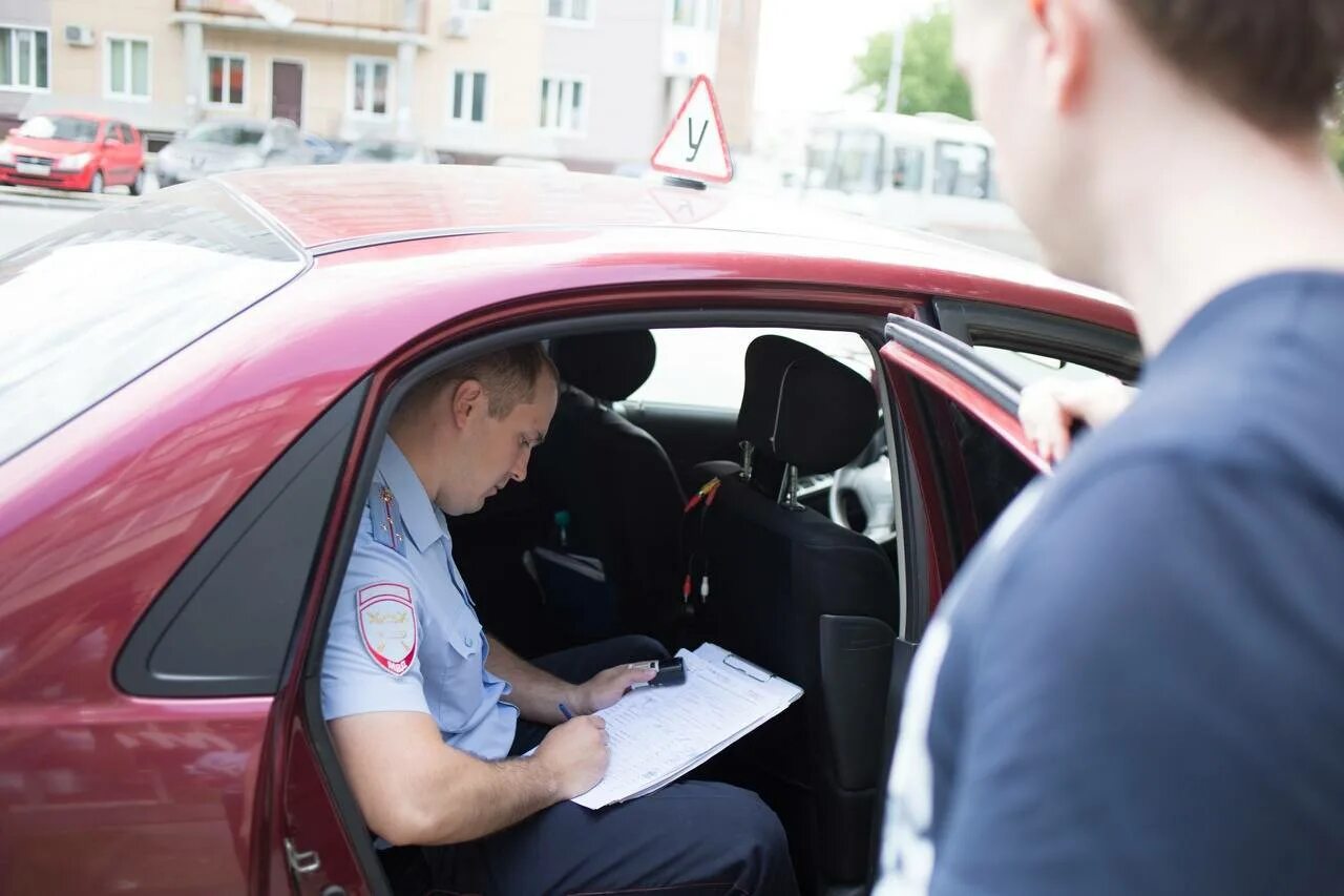 Через сколько пересдача в гибдд. Экзамен в автошколе. Инспектор ГИБДД на экзамене. Экзамен ГИБДД. Экзамен ГИБДД вождение.