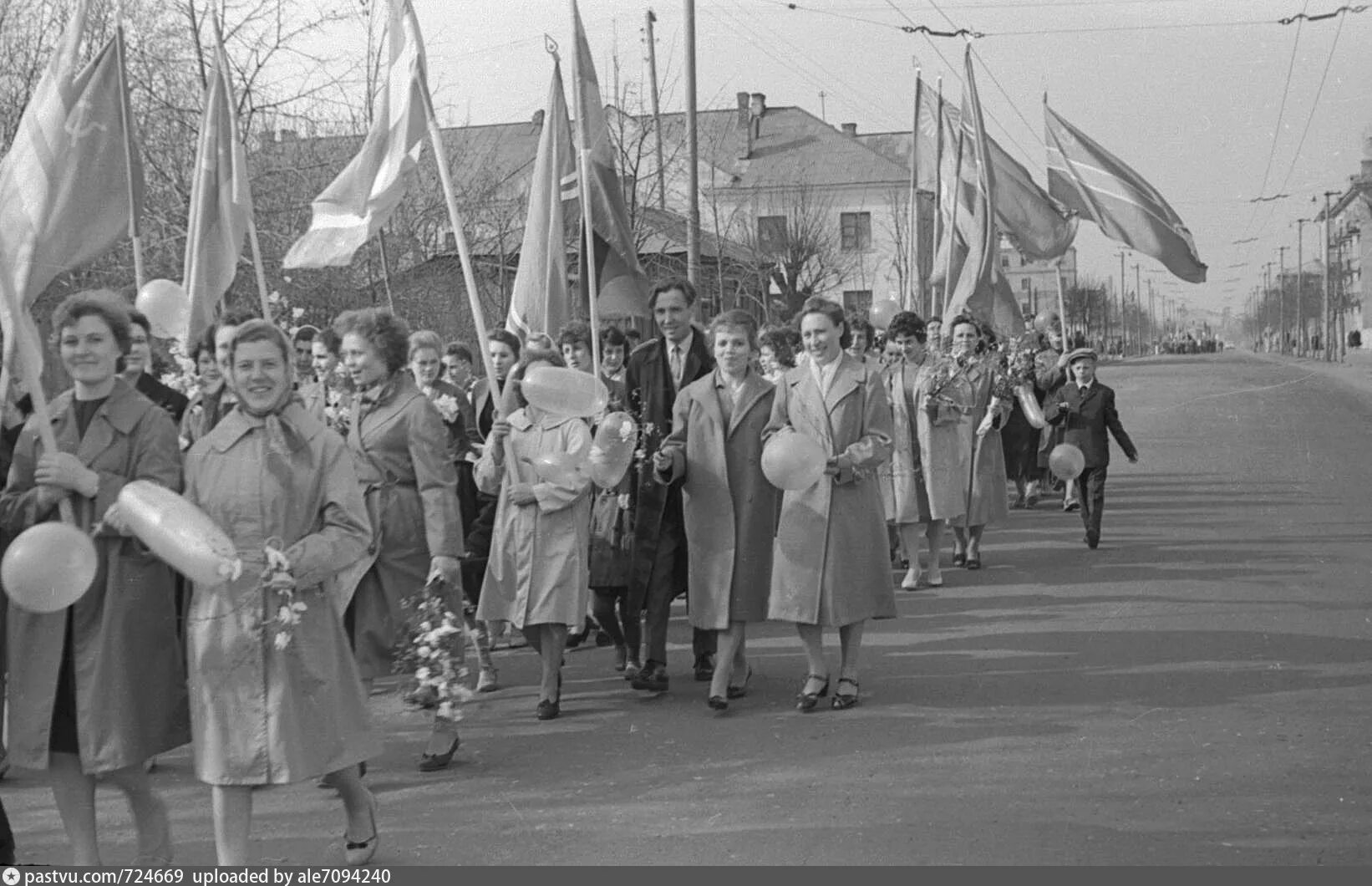 1 мая 1988. Первомайская демонстрация Архангельск 1990. Советская демонстрация. Первомайская демонстрация. Первомайская демонстрация в СССР.