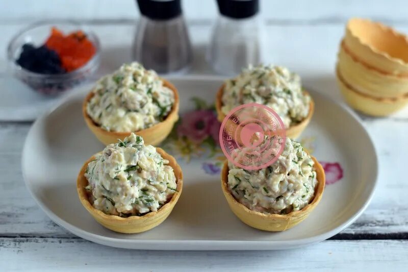 Тарталетки с тунцом консервированным и яйцом. Тарталетки с тунцом консервированным и яйцом и сыром. Салат с тунцом в тарталетках. Тарталетки с тунцом. Салат в тарталетках.