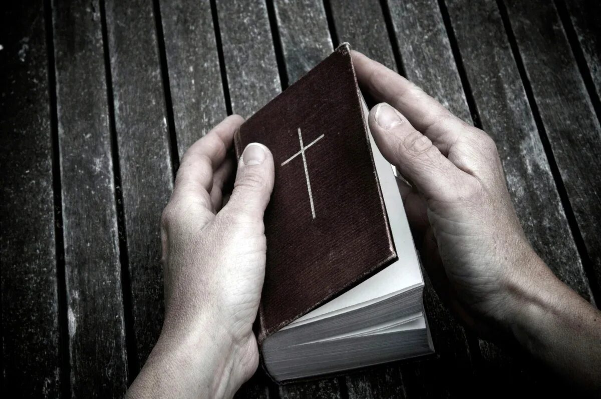 Пророк моисей jw. Библия и руки в молитве. Библия в руках. Ладони иисуса. Рука господа.