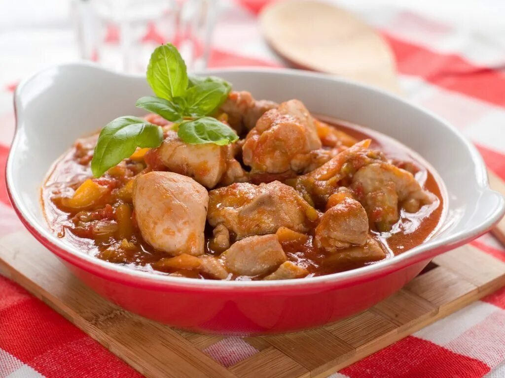 Куриное филе в соусе в мультиварке. Куриный гуляш с подливкой. гуляш из индейки с подливкой. куриное филе гуляш. гуляш из куриного филе с подливкой.