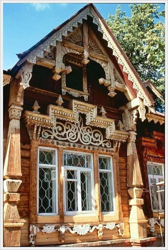 Резной сказочный терем. Украшение старых домов. Сказочная новогодняя дверь. Музей наличников ивана хафизова. Терем расписной станица старочеркасская.