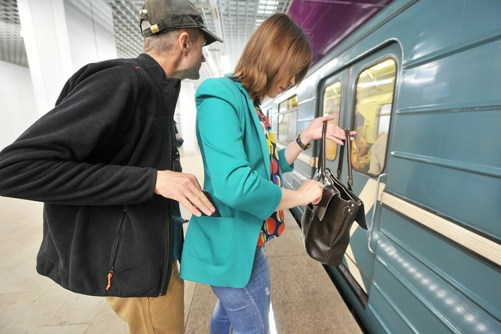 Карманная кража. Карманники в общественном транспорте. Кража в общественном транспорте.