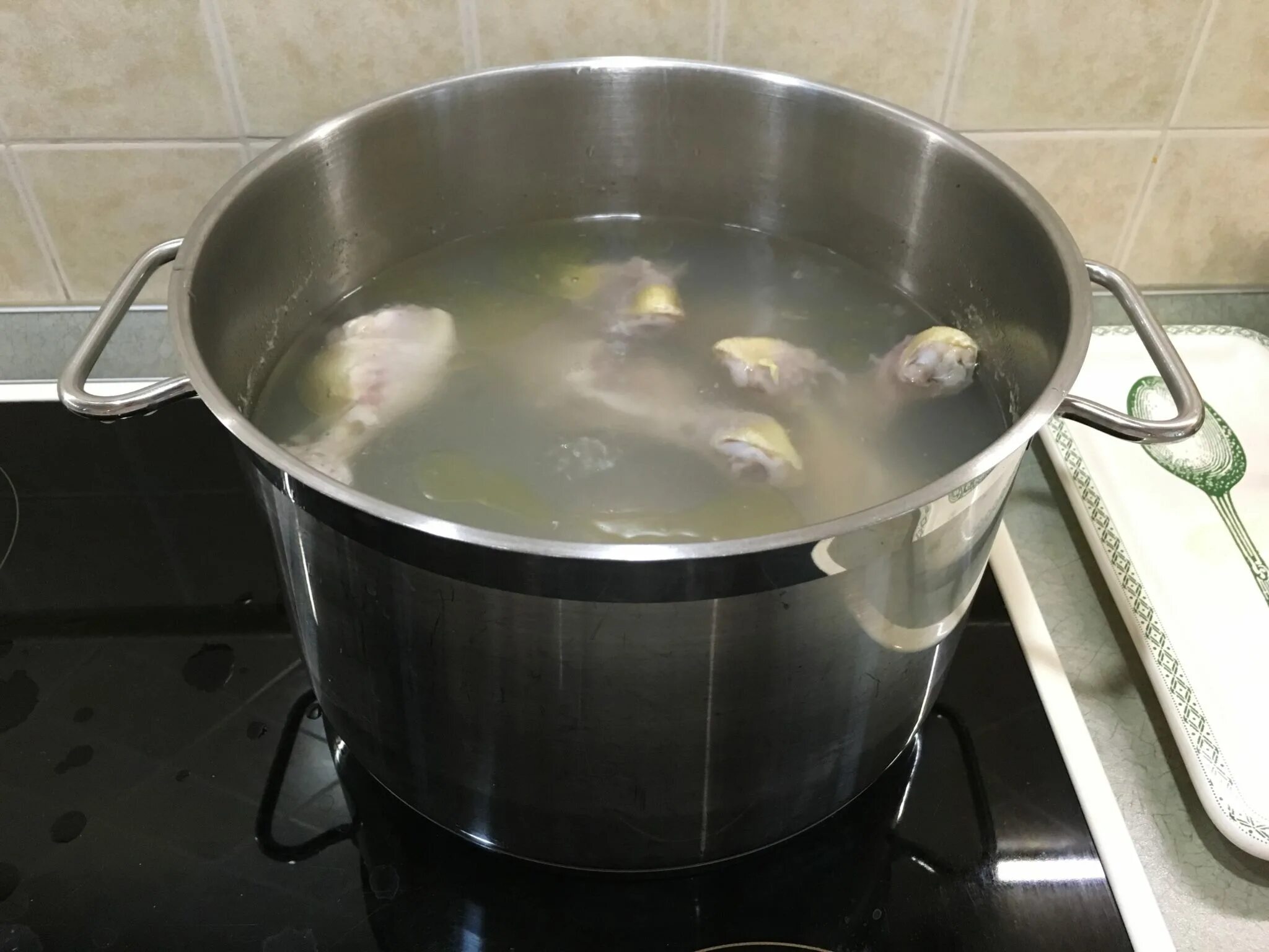 Сколько времени варится курица в кастрюле. Котлы наплитные для варки бульонов. курица в кастрюле. варка курицы в кастрюле. курица варится.