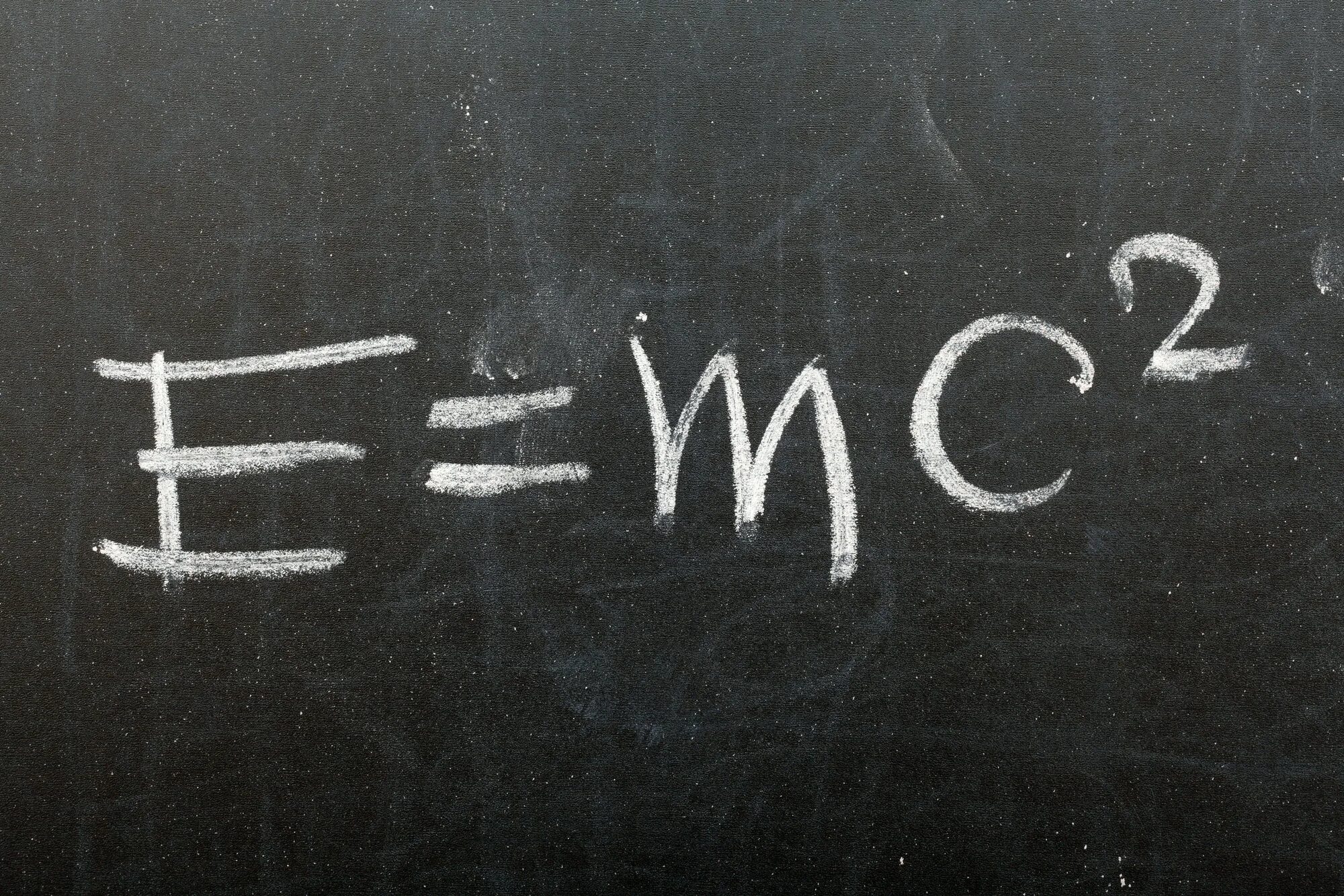 Е равно мс. Формула Эйнштейна e mc2. Уравнение Эйнштейна е мс2. Уравнение Эйнштейна e mc2 расшифровка.