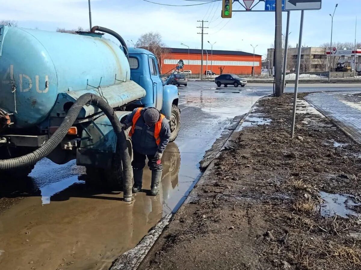 Новости усть каменогорска 1. Откачивание воды. Затопило Усть Каменогорск. Откачка воды мотопомпой из лужи. Город на воде.