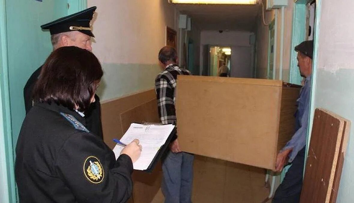 Выселение рб. Выселение из квартиры. судебные приставы выселяют. выселение из квартиры за долги. судебные приставы выселяют из квартиры.