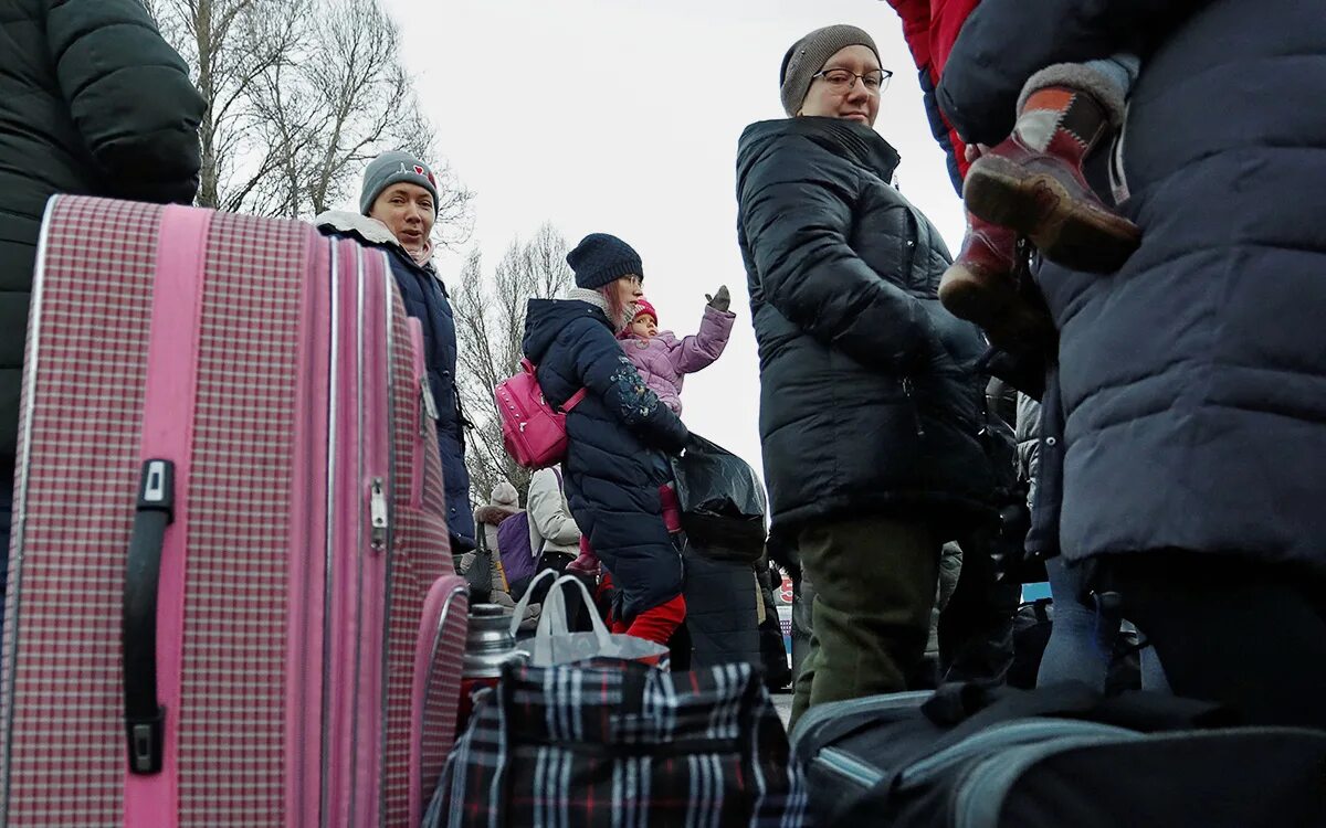 Беженцы. Донецк беженцы. Беженцы из Украины в Россию. Беженцы с Донбасса в России.