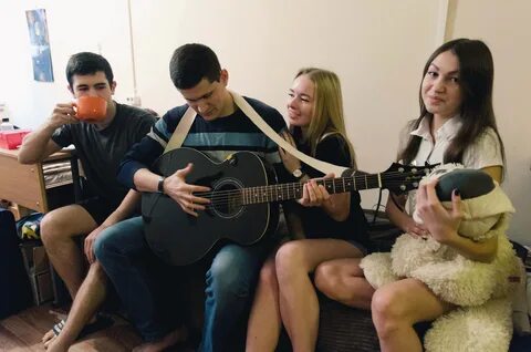 Студенты в общаге
