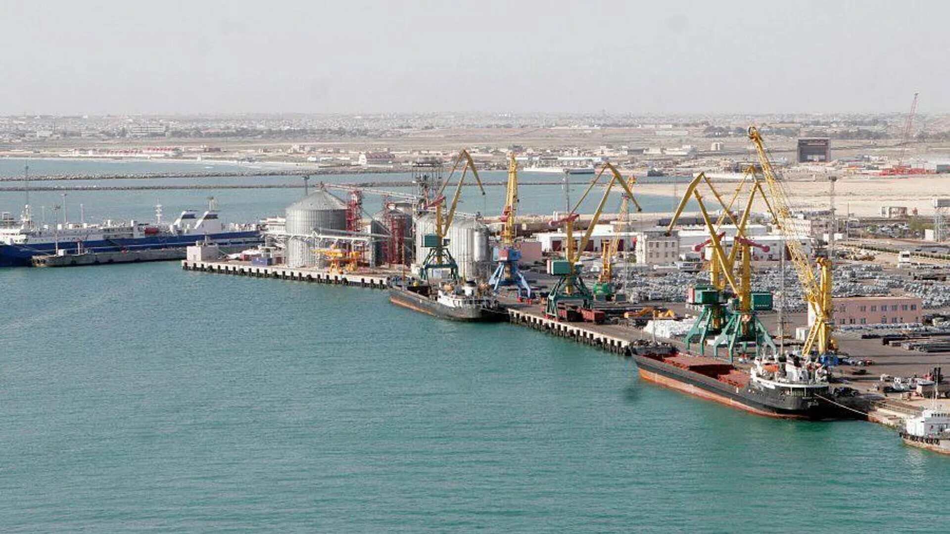 Морской торговый порт санкт-петербург. Морской порт туапсе. Контейнерный порт роттердам. Через порт. Голландия роттердам порт.