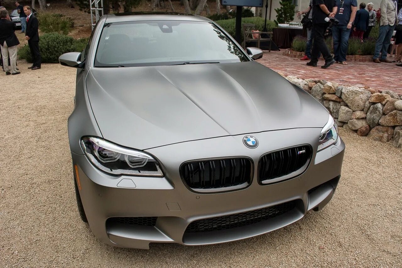 Матовый титан. Bmw m5 матовая. бмв матовый серебряный. бмв серая матовая. серебристый матовый цвет авто.