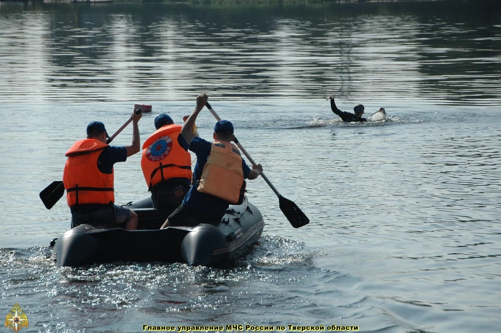 Оказание первой помощи пострадавшему на воде. Действия спасателей на воде. Правила помощи тонущему. Гимс мчс спасение. Спасательный круг бросают.