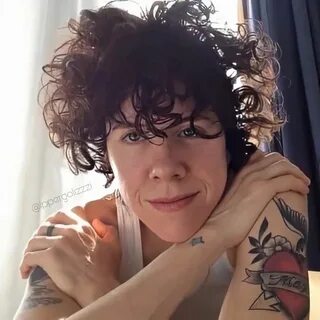 Gefällt 2,981 Mal, 61 Kommentare - LP ⭐ (@lppergolizzzi) auf Instagram: "She’s b