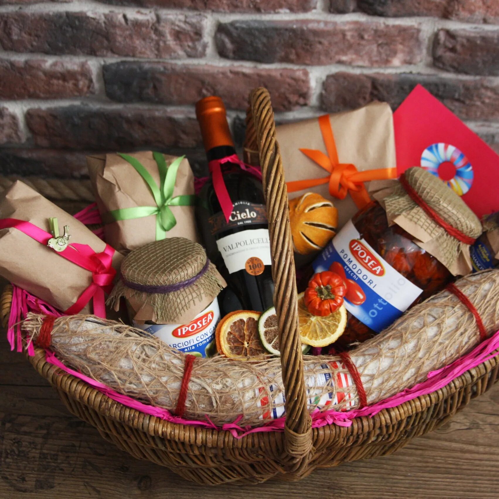 Мясной магазин вывеска. Сладости надпись. Шоколадный подарок для девушки. Логотип магазина подарков. Вкусный букет старый оскол.