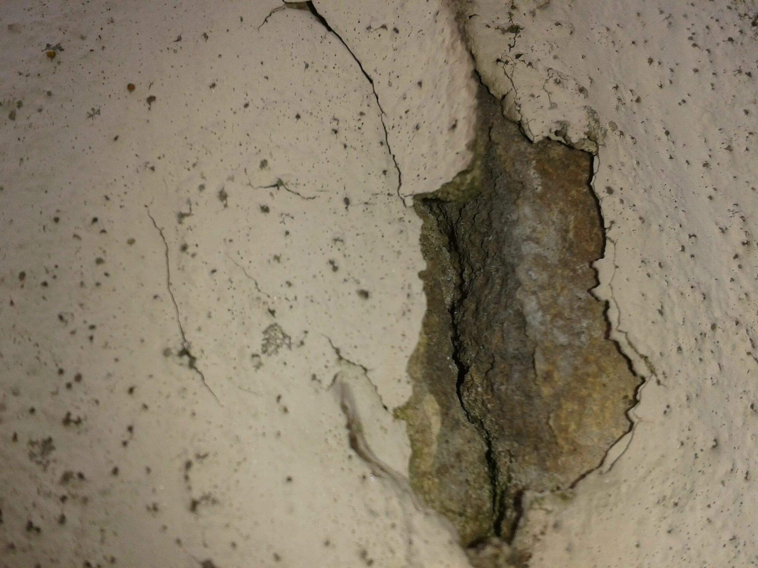 Опасные трещины. Чиппинг бетона. Трещины в бетоне. Бетонная стена с трещинами. Отслоение бетона стены.
