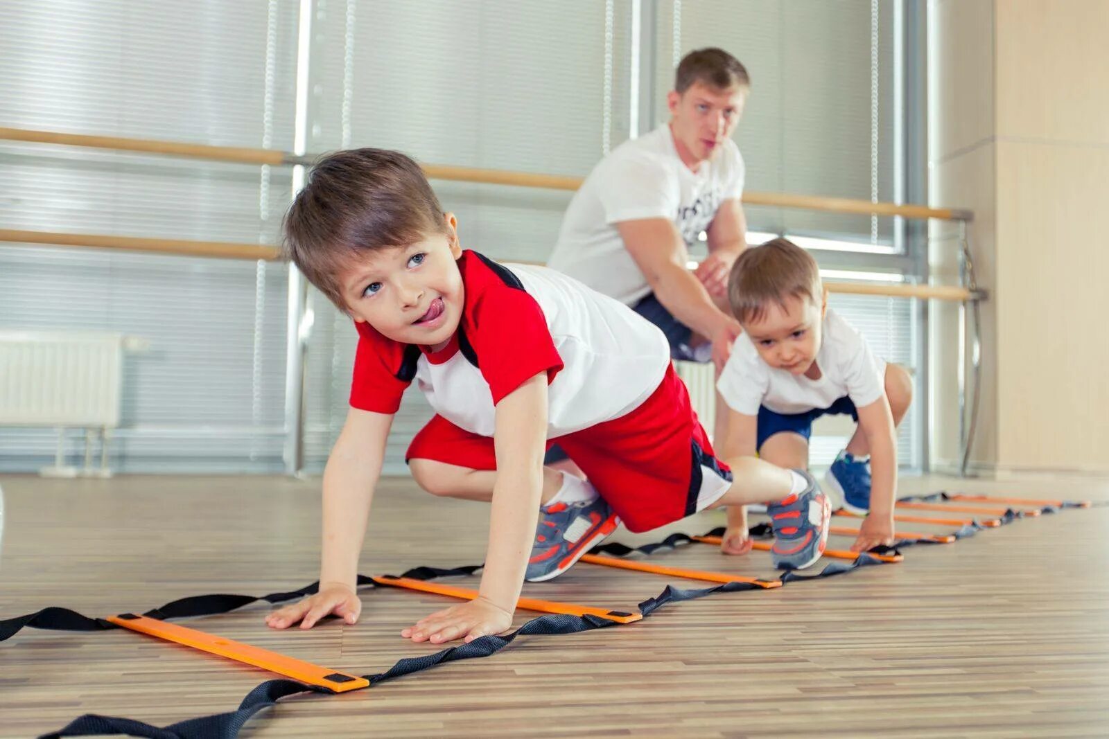 Пр ступить к занятиям. Спорт дети. Дети на физкультуре. Спортивные занятия для детей. Физическая культура дошкольников.