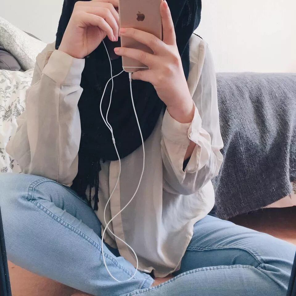 Девушка на аву бкз дицы. Девочка без лица на телефон. Красивые девушки в зеркале. Девочка без лица на телефон. Девушка с телефоном в зеркале.