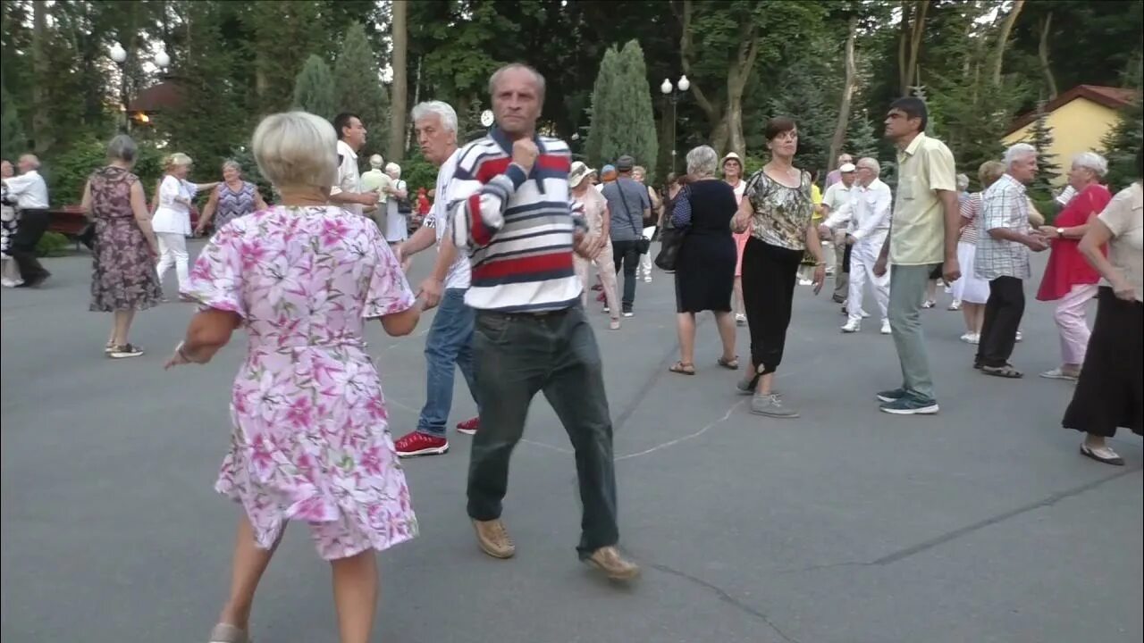 Парк горького танцы видео. Танцы в парке Горького в Харькове. Харьков парк Горького танцы. Танцы в Харькове парке Горького новое. Танцы в парке Харькова.