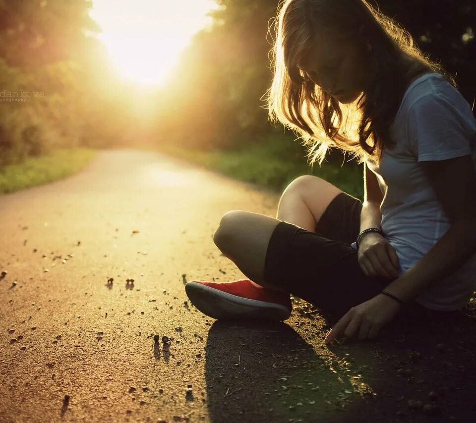 Мелодрамы. Женщина дорога сердце. Рыжая девушка на закате у моря. Моя девушка дорама ли дон ук. Девушка сидит на асфальте.