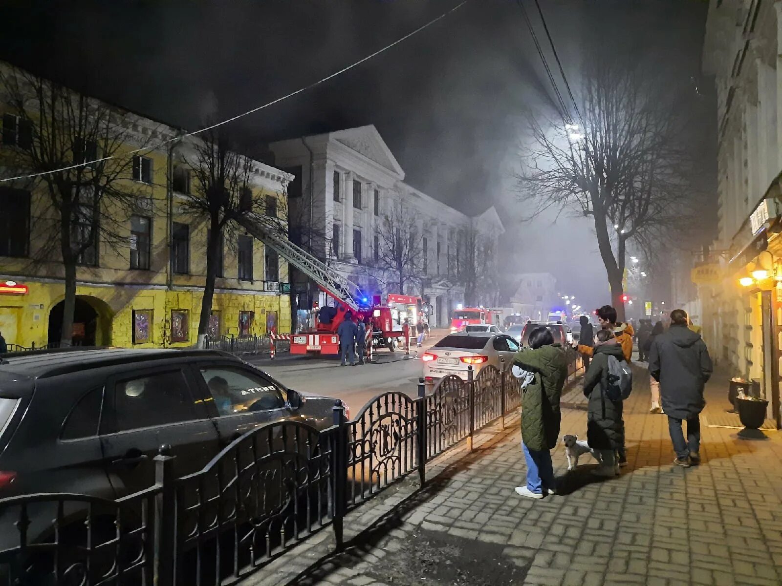 Пожар Ярославль Нахимсона. Пожар в Ярославле вчера. Пожар ночью. Горящее здание культурного центра. Вечер 22 03 2024