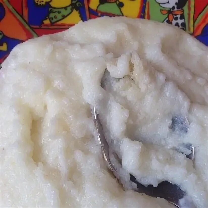 Манная каша с комочками. Манка с комочками. Каша с комочками. Комки в каше. Комок манной каши.