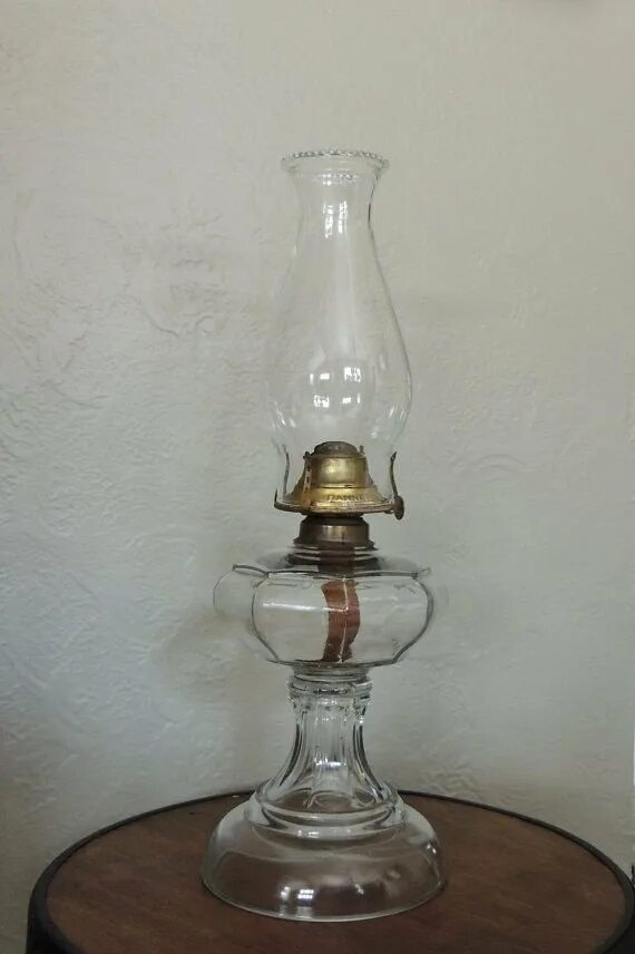 Лампа 1800. Керосиновая лампа 19 век. Плафон для керосиновой лампы. Стекло для керосиновой лампы. Стекло для масляной лампы.
