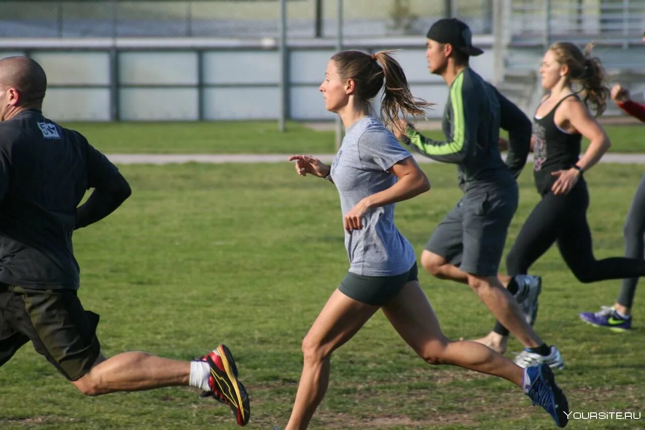 Убегать удаться. Тренировка спортсменов. Тренировка бег. Спортивная тренировка бег. Занятие спортом бег.