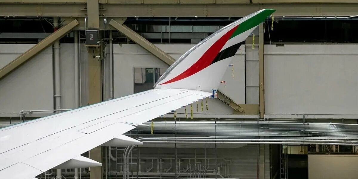 Крыло самолета. Боинг 777-300 крыло. Boeing 777 крыло. Boeing 777x складное крыло. Складные крылья самолета.