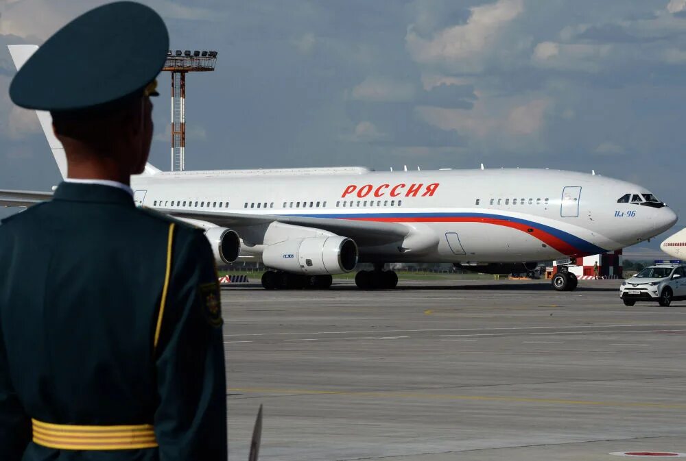 Борт 1 какой самолет. Борт 1 президента россии. ил 96 путина. самолет путина борт номер 1. ил 96 путина бортовой номер.