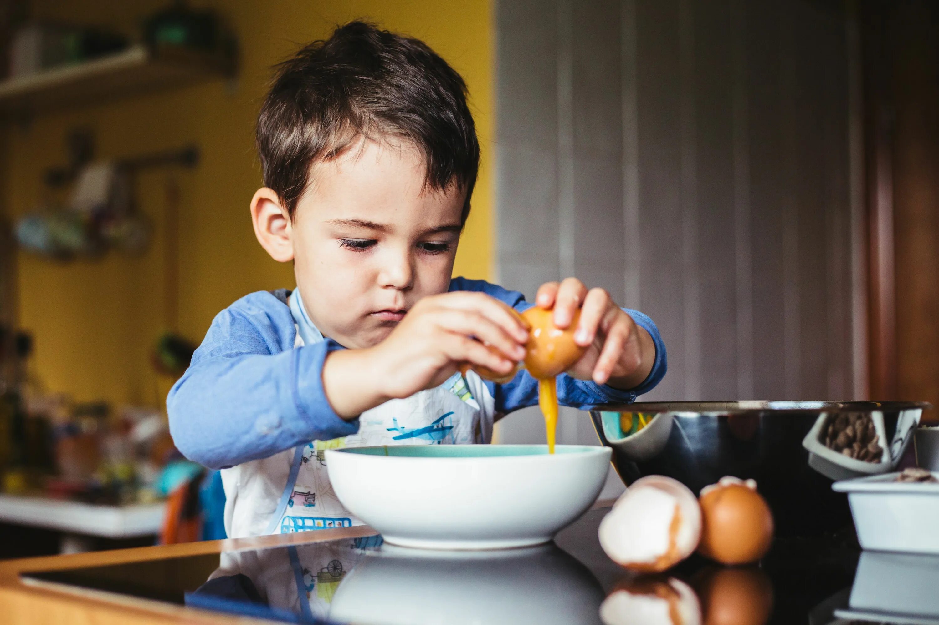 Cook kid. Повар для детей. Сын завтракает. Завтрак Kids. Мальчик готовит.