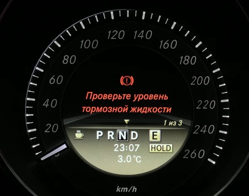 Скидывает проверить. Тормозная жидкость Мерседес w204. Тормозной жидкости w230. Mercedes-Benz c 200 тормозная жидкость. Индикатор давления масла w204.