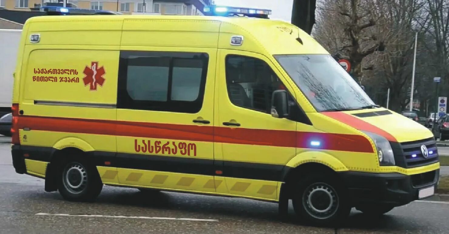 Желтая машина скорой помощи. Volkswagen Crafter скорая. VW Crafter Ambulance. Volkswagen Crafter реанимобиль. Фольксваген Крафтер реанимация.