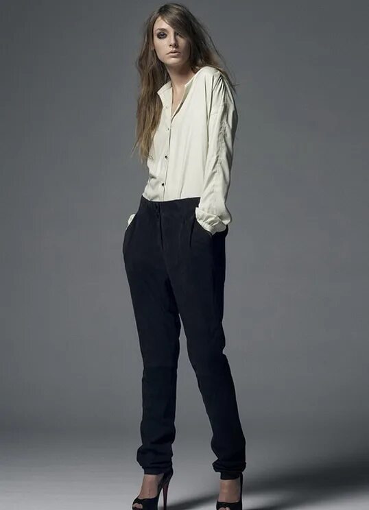 одежда в полный рост. стильная девушка в полный рост. миранда керр реклама манго. миранда керр фотосессии mango. девушка в шортах и футболке.