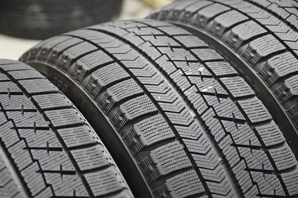 Близак айс. Bridgestone Blizzak vrx2. Bridgestone Blizzak Revo VRX. Bridgestone Blizzak VRX 225/60 r18 100s. Bridgestone Blizzak r17 VRX.