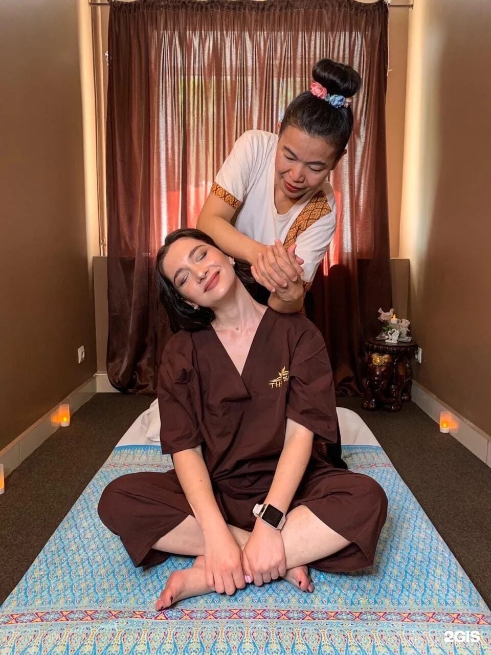 Traditional massage. Традиционный тайский массаж. Тайский массаж в одежде. Форма для тайского массажа. Классический тайский массаж.