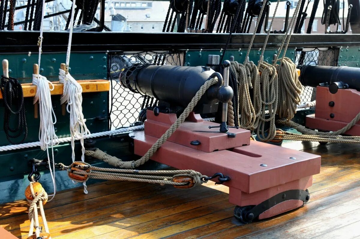 Корма палубы. Корабль Конститьюшн пушки. Фрегате USS Constitution палуба. Корабельная пушка карронада. USS Constitution мачты.