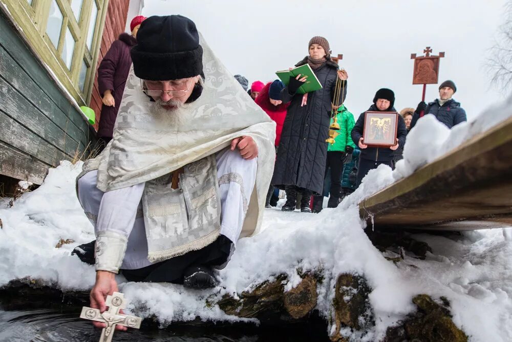 Крещение в 24 году какого числа. Крещение в россии. крещение - праздник очищения. священная вода на крещение. крещение господне освящение воды в древности.