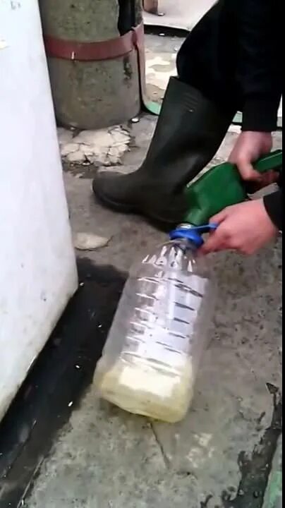 Бензин в баклажках. В пластиковую бутылку нальют бензин?. Бензин в 5 литровую бутылку. Бензин в баклажках. Налить бензин в пластиковую бутылку.