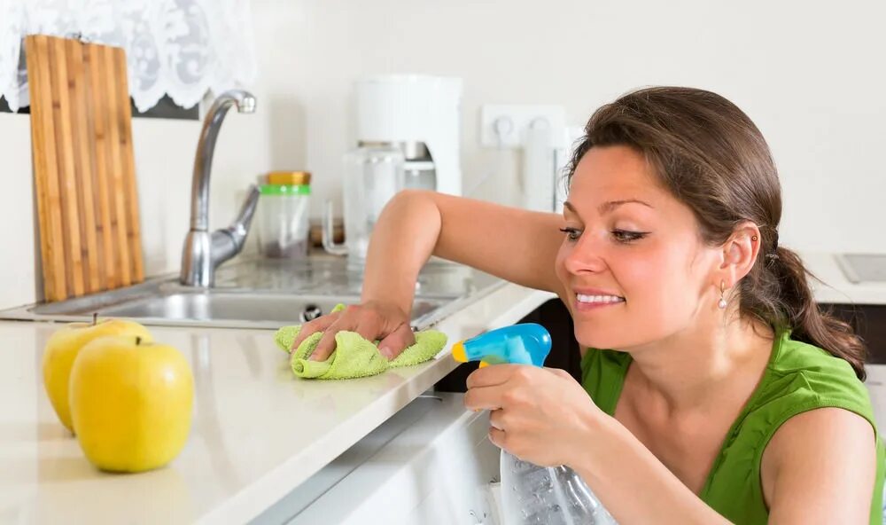 Woman cleaning. Уборка кухни. Женщина убирается на кухне. Чистота на кухне. Чистая кухня.